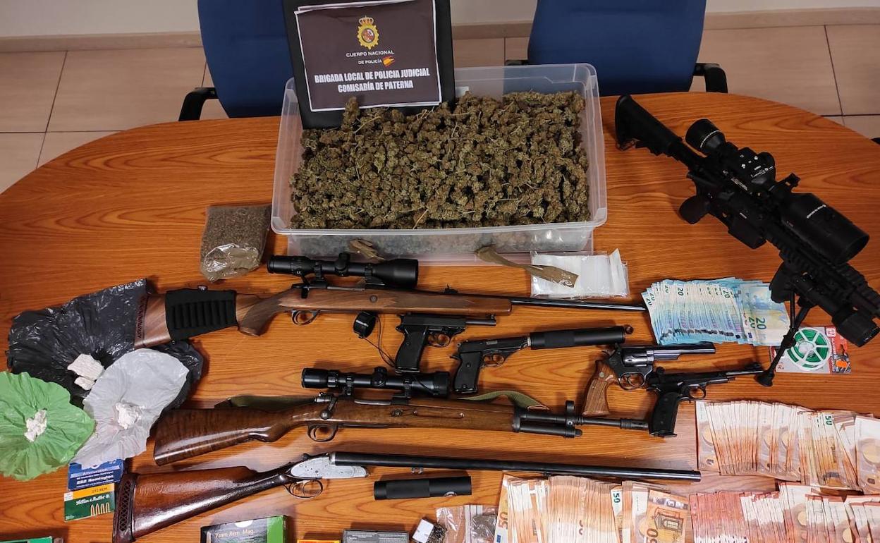 Drogas, armas y dinero incautado en la operación policial. 