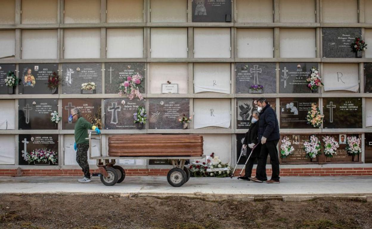 Entierro en un cementerio de la Comunitat durante la pandemia del coronavirus. /