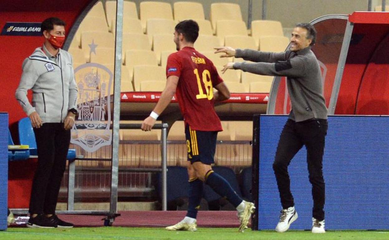 Luis Enrique saluda cariñosamente a Ferran Torres tras su 'hat-trick' a Alemania.