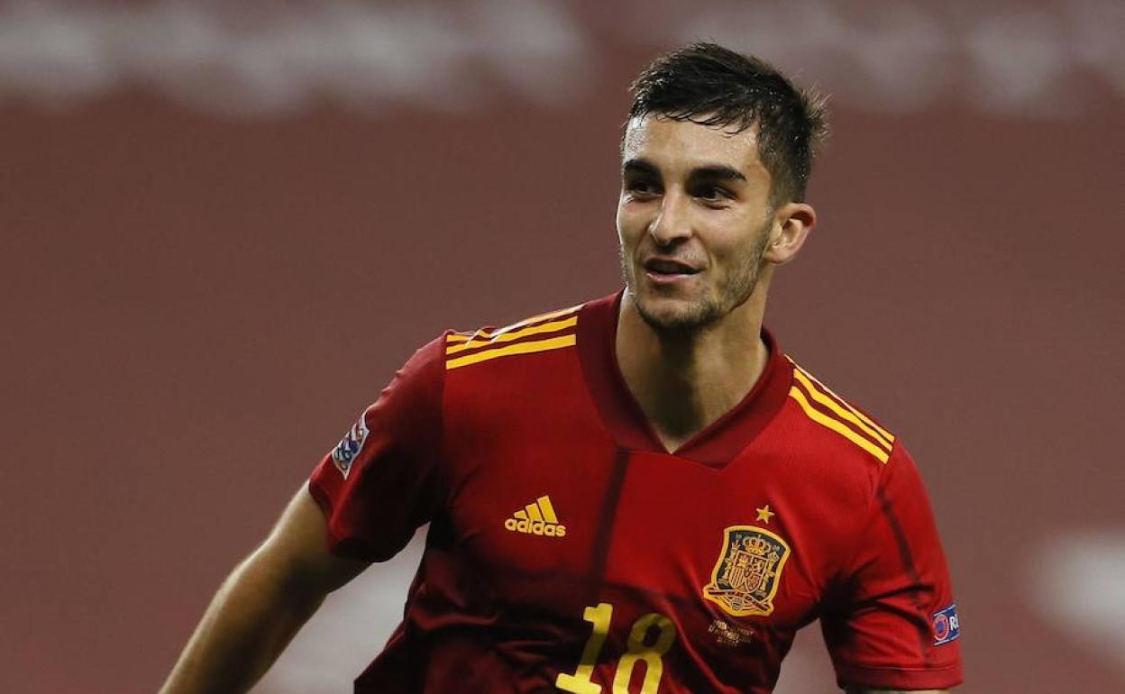 Ferran Torres celebra el quinto gol de la Selección Española durante el partido de la sexta jornada del grupo 4. 