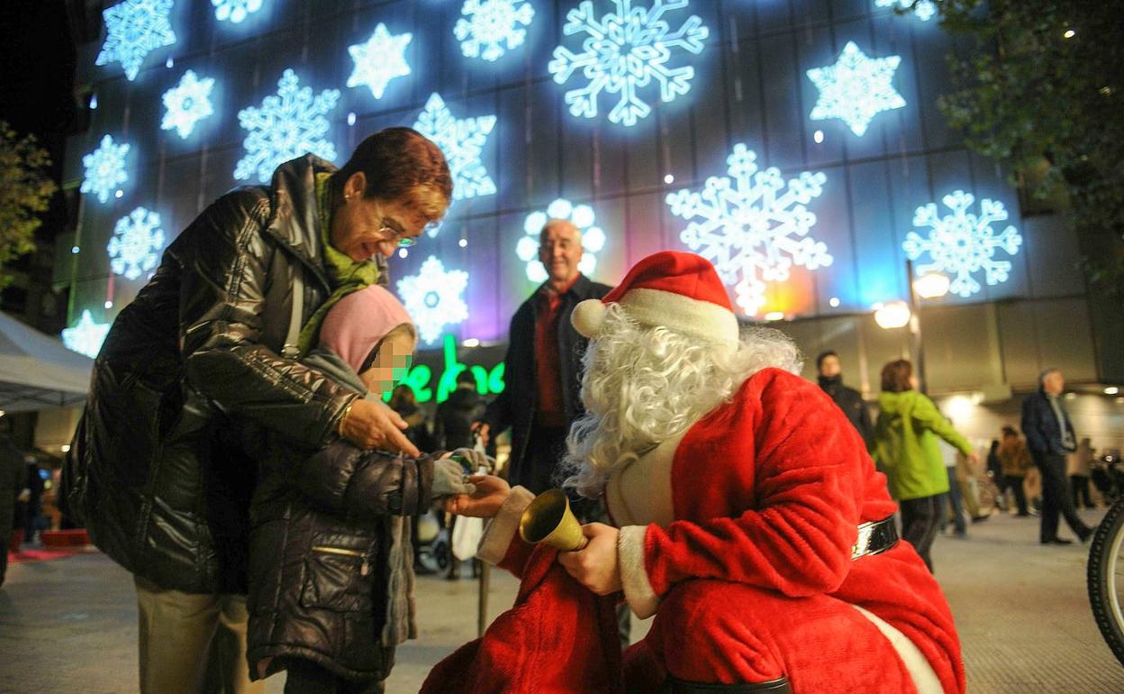 Papá Noel, con un niño en una imagen de archivo. No era la Navidad del coronavirus. 