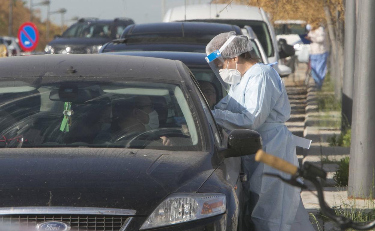 Una enfermera realiza pruebas PCR en Valencia