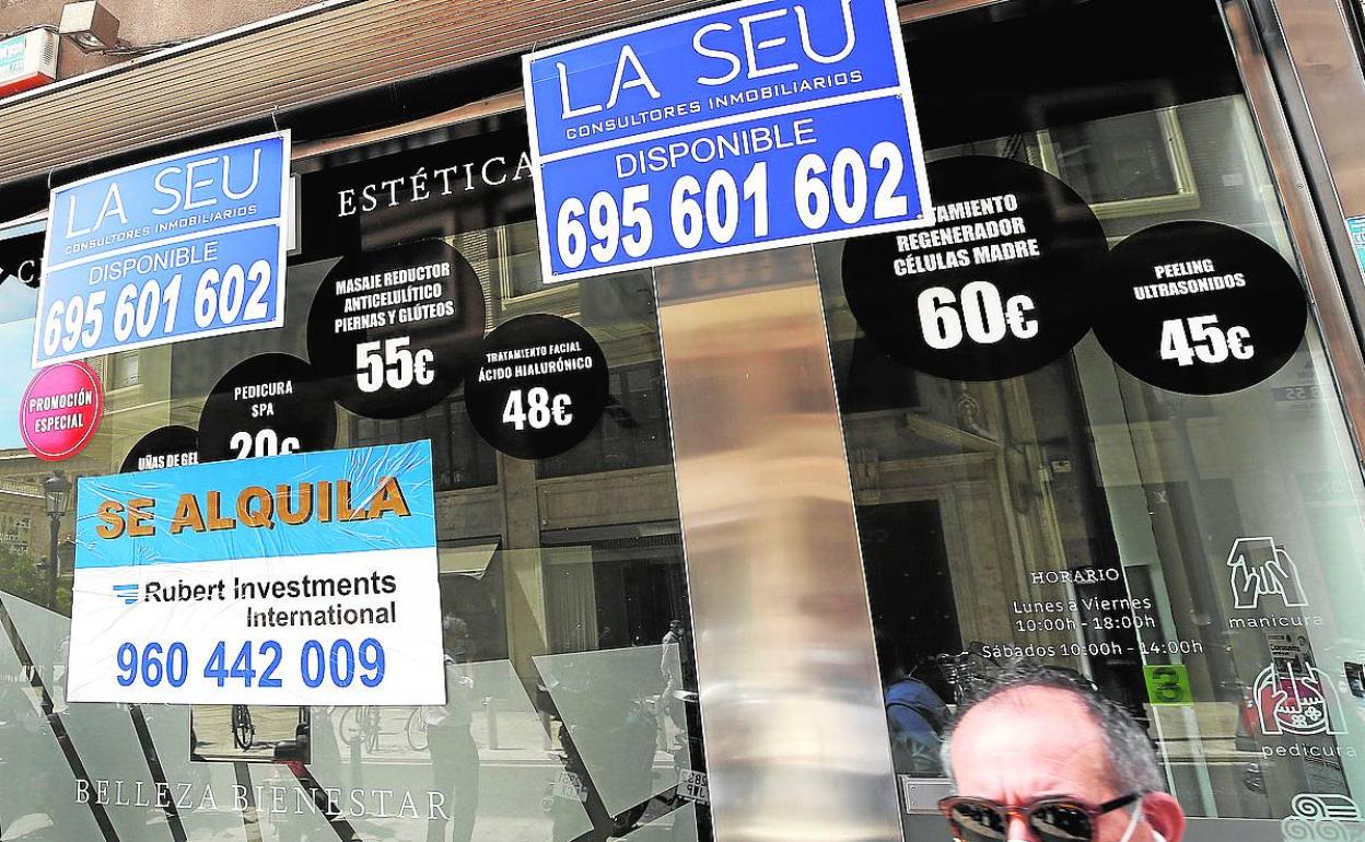 Un establecimiento comercial, cerrado y con carteles de alquiler.