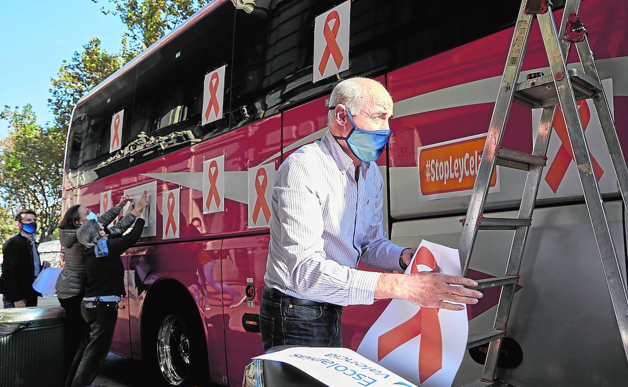 Profesores de Escolapias de Valencia decorando su autobús. 