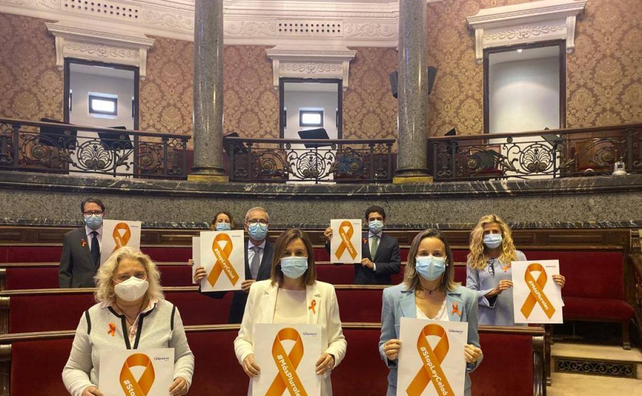 Concejales del PP con los carteles de protesta, esta mañana. 