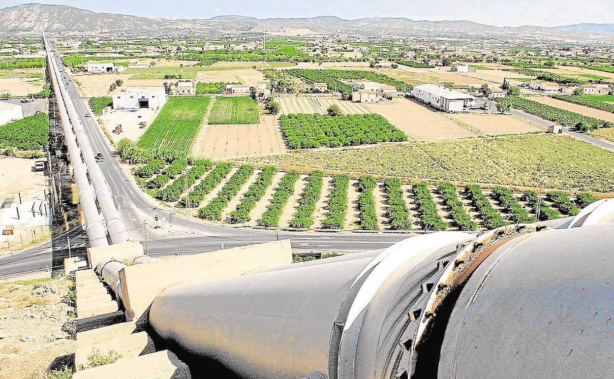 Conductos del trasvase Tajo-Segura a su paso por la Vega Baja alicantina. 