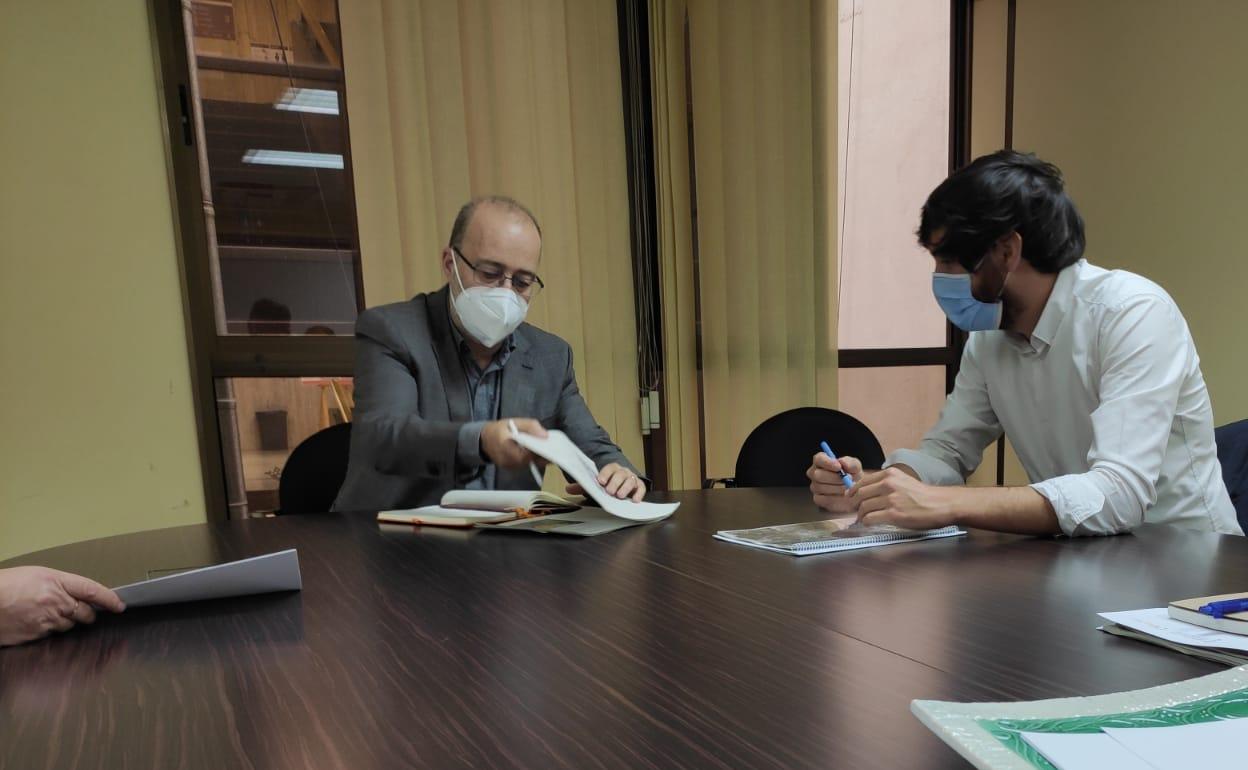 Reunión entre entre representantes de la  conselleria de Vivienda y el Ayuntamiento de Alzira. 