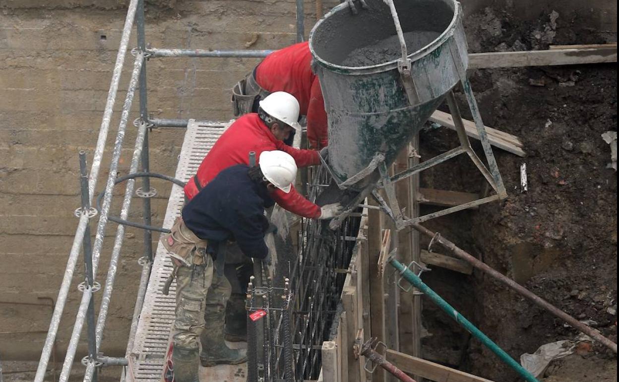 Tres trabajadores en una obra. 