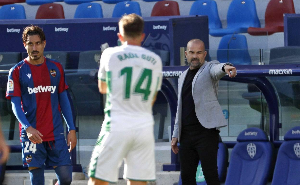 Paco López da indicaciones a sus jugadores ante Campaña y Raúl Guti del Elche.  