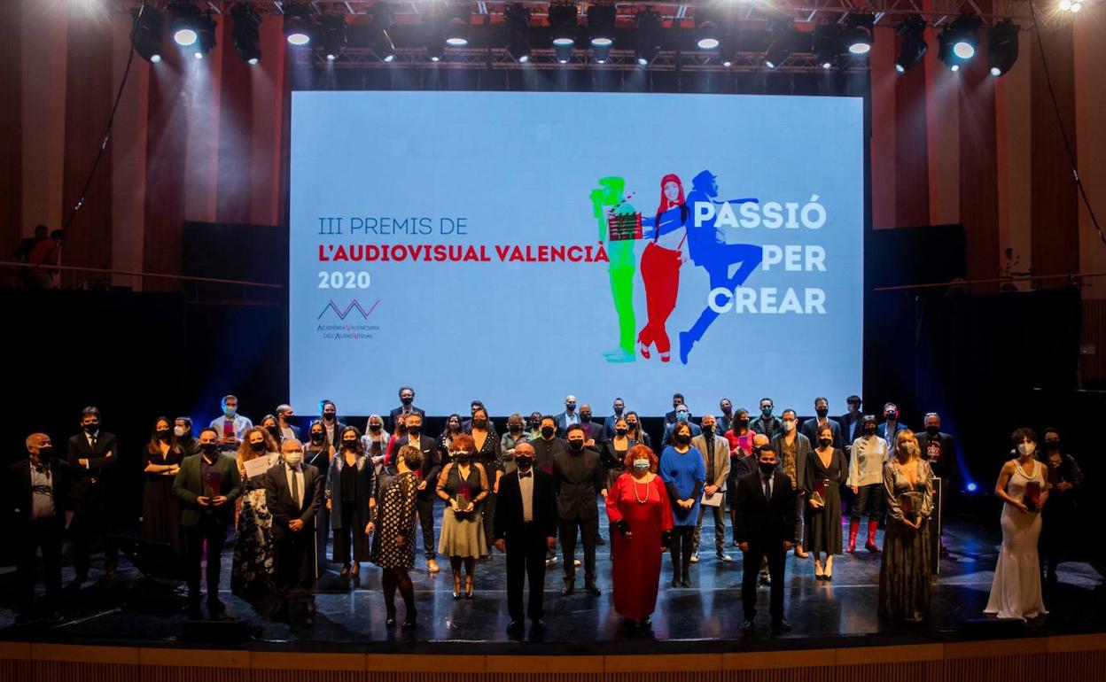 Foto de familia de los premiados. 