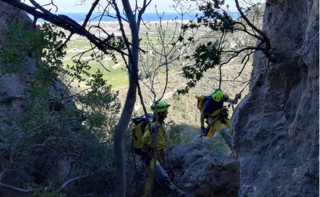 Miembro del GERA de los bomberos, el equipo que ha participado en el traslado del cuerpo. 