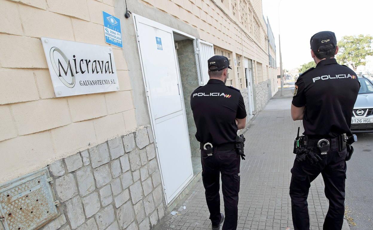 Dos agentes de la Policía Nacional en una calle de Paterna, en una imagen de archivo. 