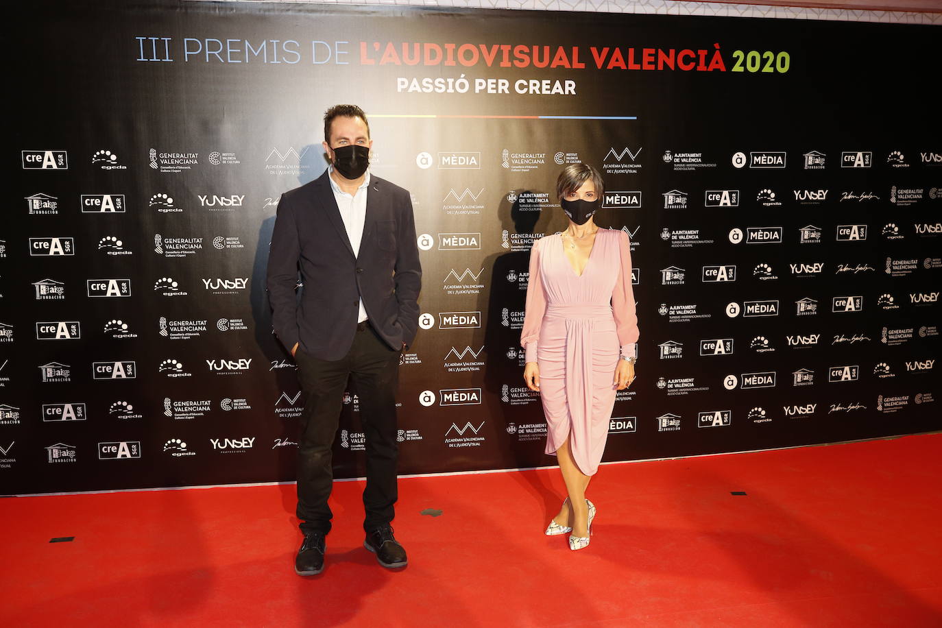 El Palau de les Arts ha acogido este sábado la celebración de los Premios del Audiovisual Valenciano. Una edición atípica que ha estado marcada por una alfombra roja con distancia y mascarillas, por la que decenas de invitados han desfilado para conocer a los ganadores de la noche. 