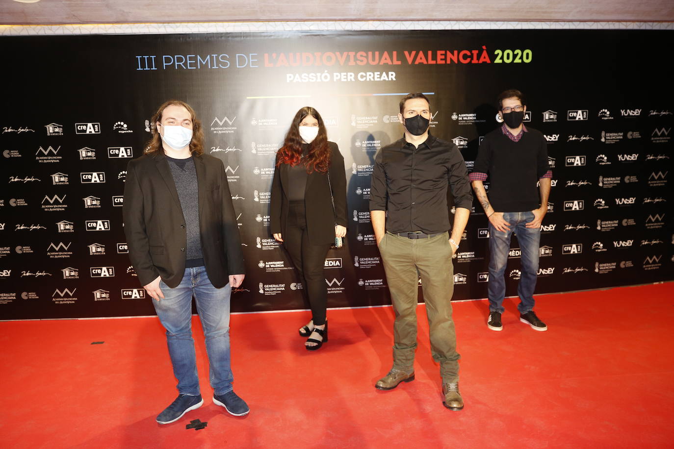 El Palau de les Arts ha acogido este sábado la celebración de los Premios del Audiovisual Valenciano. Una edición atípica que ha estado marcada por una alfombra roja con distancia y mascarillas, por la que decenas de invitados han desfilado para conocer a los ganadores de la noche. 