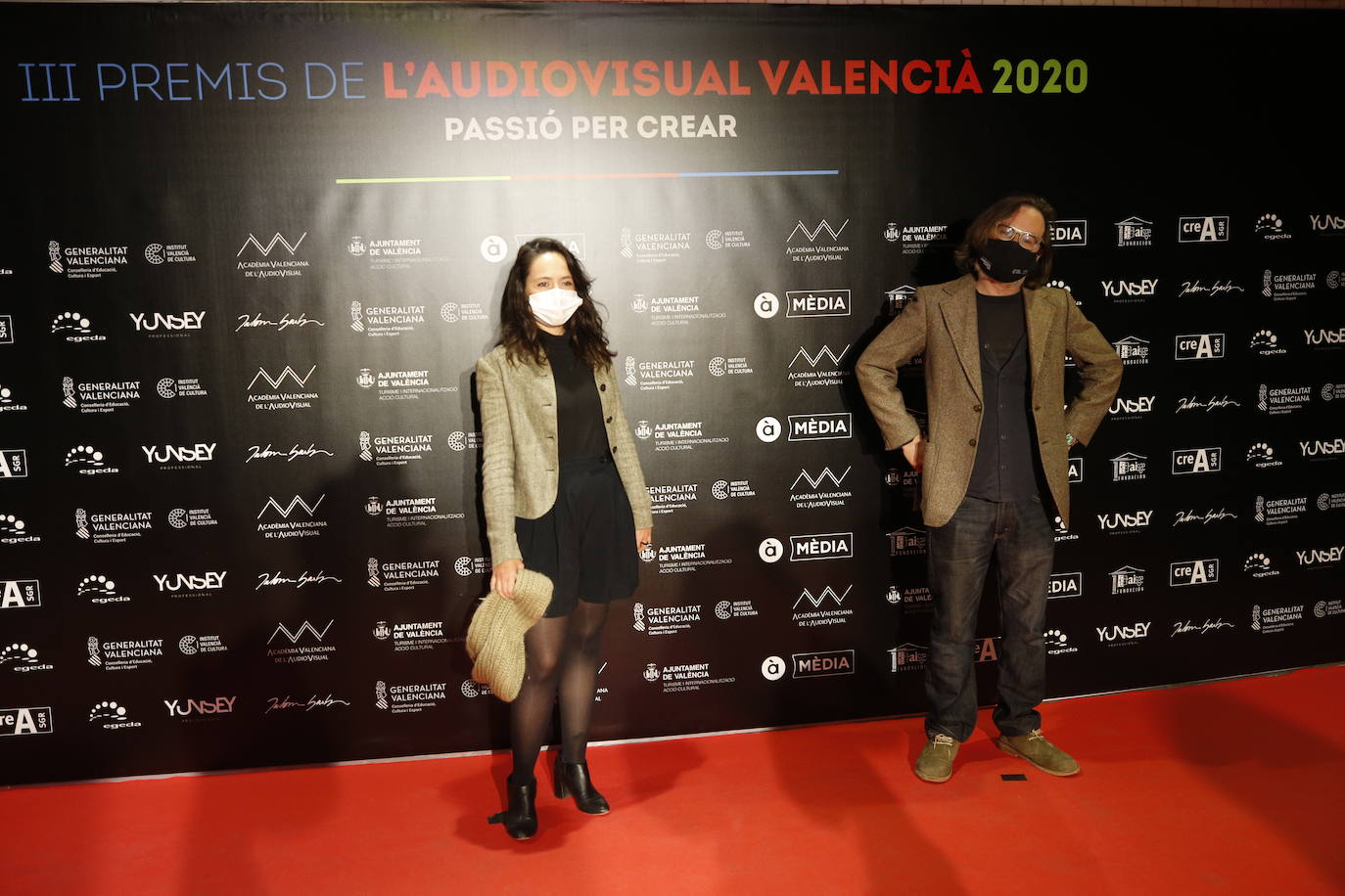 El Palau de les Arts ha acogido este sábado la celebración de los Premios del Audiovisual Valenciano. Una edición atípica que ha estado marcada por una alfombra roja con distancia y mascarillas, por la que decenas de invitados han desfilado para conocer a los ganadores de la noche. 