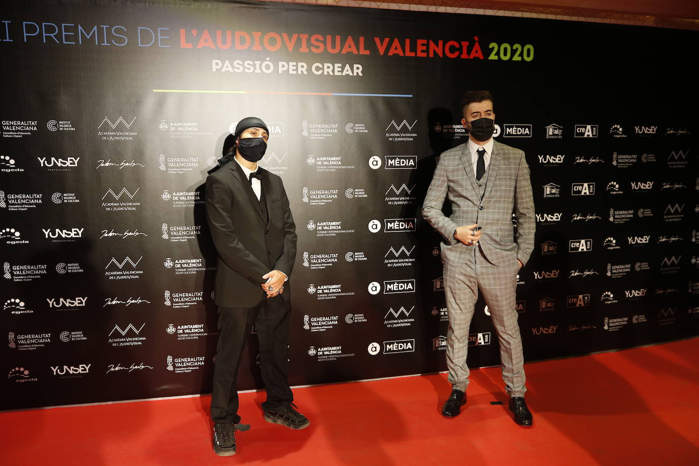 El Palau de les Arts ha acogido este sábado la celebración de los Premios del Audiovisual Valenciano. Una edición atípica que ha estado marcada por una alfombra roja con distancia y mascarillas, por la que decenas de invitados han desfilado para conocer a los ganadores de la noche. 