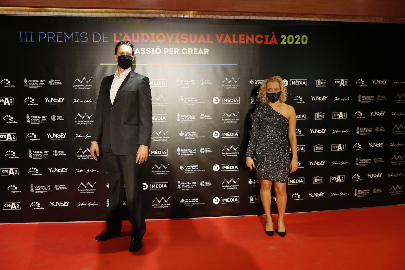 El Palau de les Arts ha acogido este sábado la celebración de los Premios del Audiovisual Valenciano. Una edición atípica que ha estado marcada por una alfombra roja con distancia y mascarillas, por la que decenas de invitados han desfilado para conocer a los ganadores de la noche. 