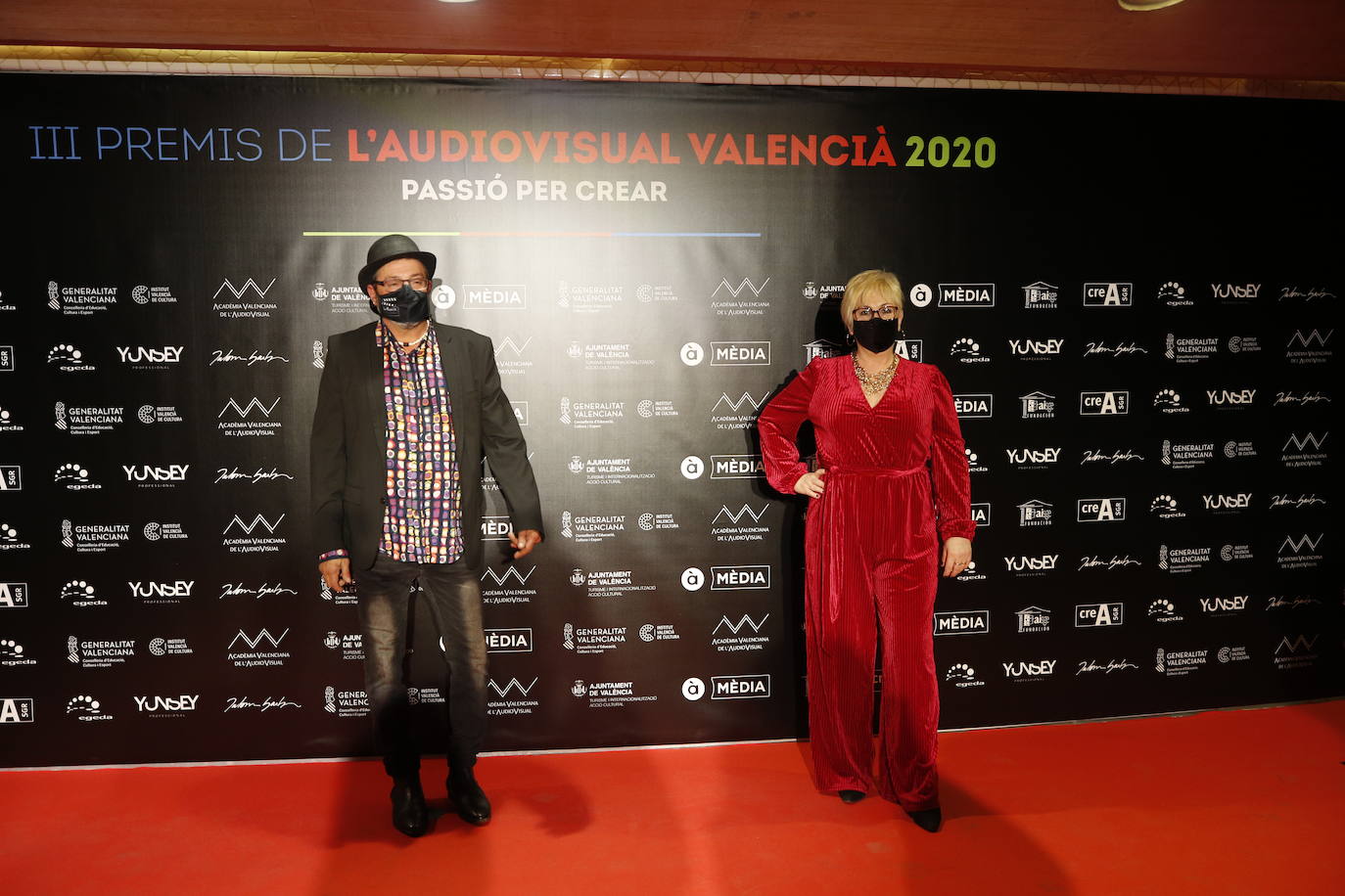 El Palau de les Arts ha acogido este sábado la celebración de los Premios del Audiovisual Valenciano. Una edición atípica que ha estado marcada por una alfombra roja con distancia y mascarillas, por la que decenas de invitados han desfilado para conocer a los ganadores de la noche. 