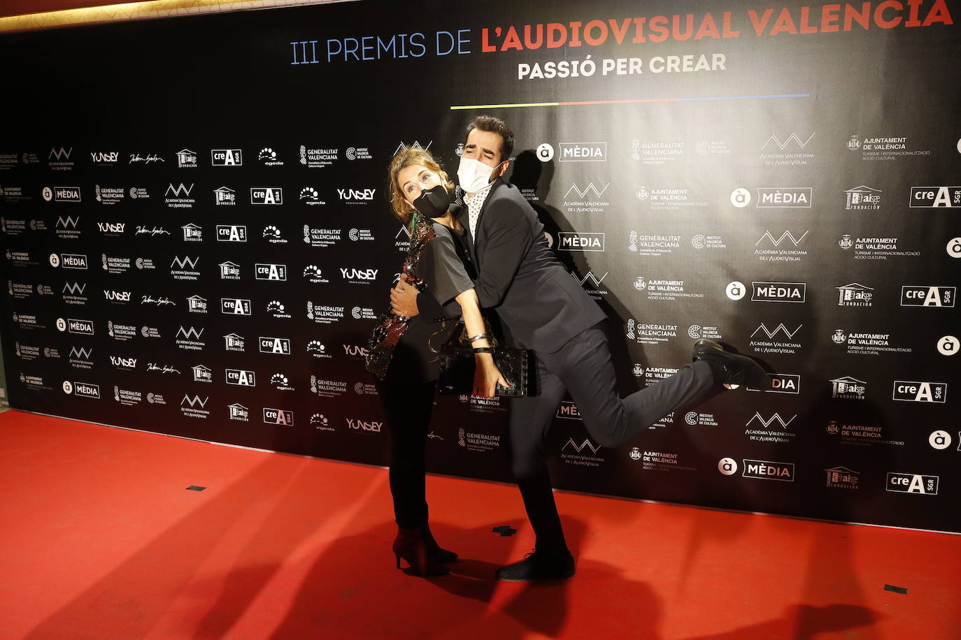 El Palau de les Arts ha acogido este sábado la celebración de los Premios del Audiovisual Valenciano. Una edición atípica que ha estado marcada por una alfombra roja con distancia y mascarillas, por la que decenas de invitados han desfilado para conocer a los ganadores de la noche. 