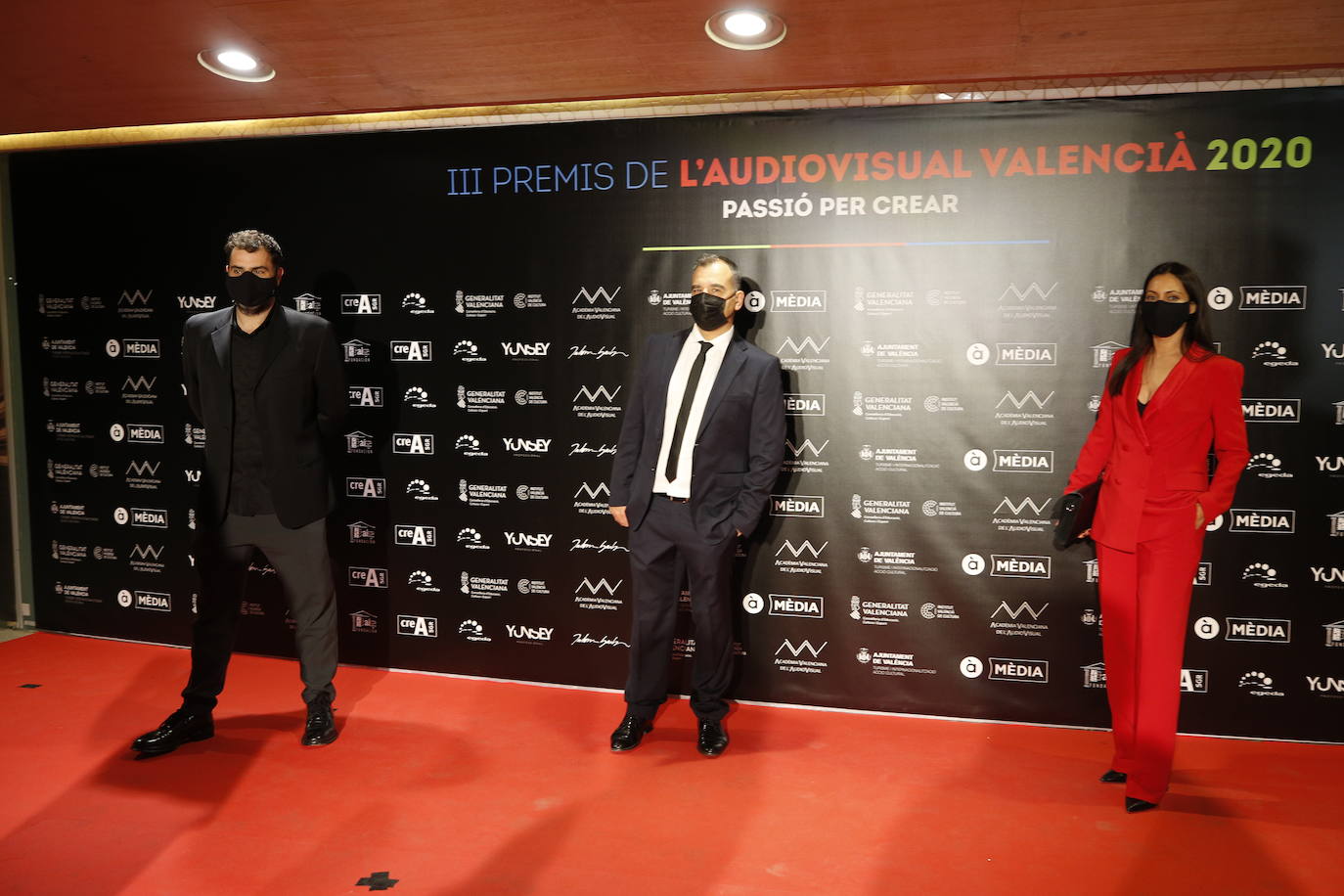 El Palau de les Arts ha acogido este sábado la celebración de los Premios del Audiovisual Valenciano. Una edición atípica que ha estado marcada por una alfombra roja con distancia y mascarillas, por la que decenas de invitados han desfilado para conocer a los ganadores de la noche. 