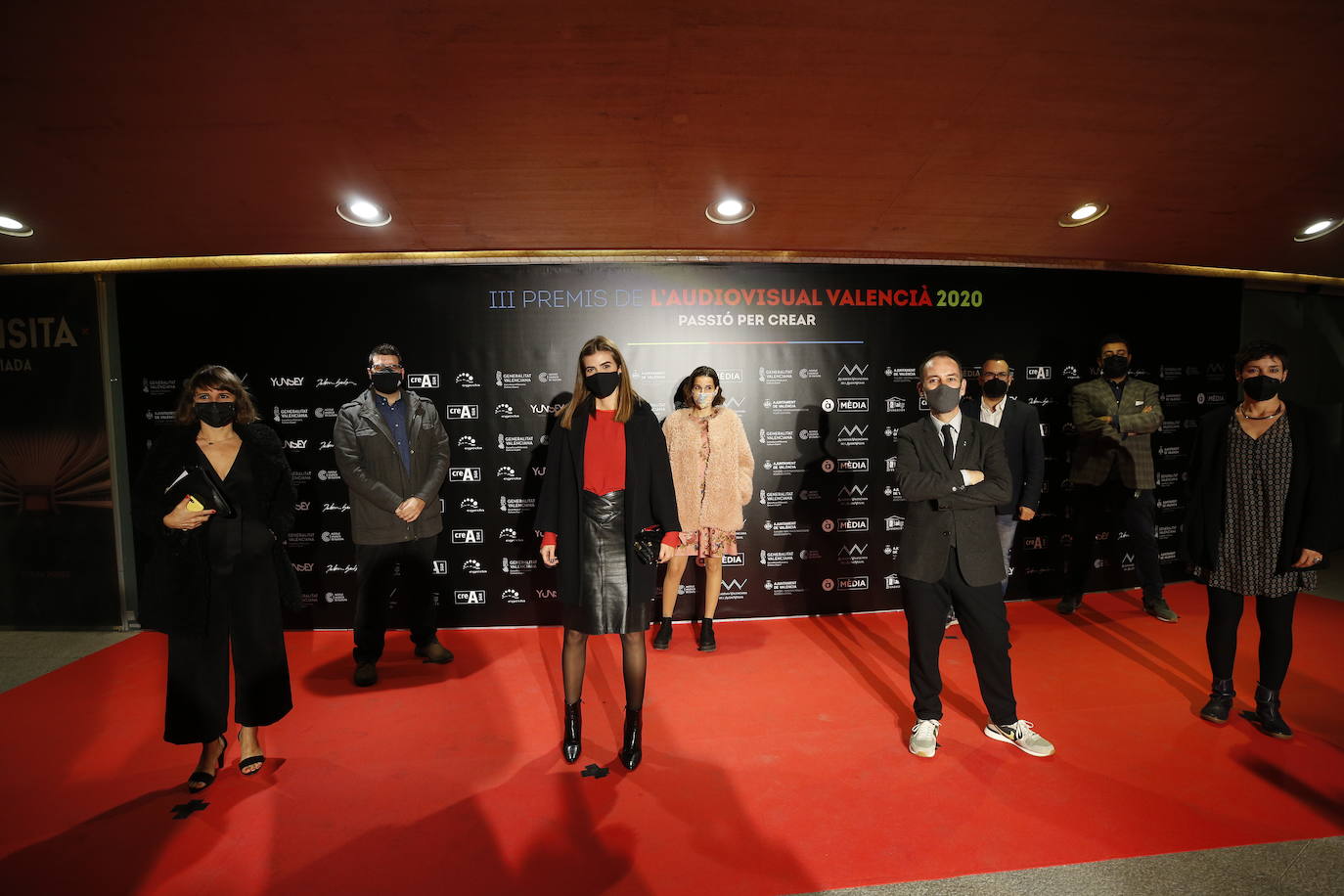 El Palau de les Arts ha acogido este sábado la celebración de los Premios del Audiovisual Valenciano. Una edición atípica que ha estado marcada por una alfombra roja con distancia y mascarillas, por la que decenas de invitados han desfilado para conocer a los ganadores de la noche. 