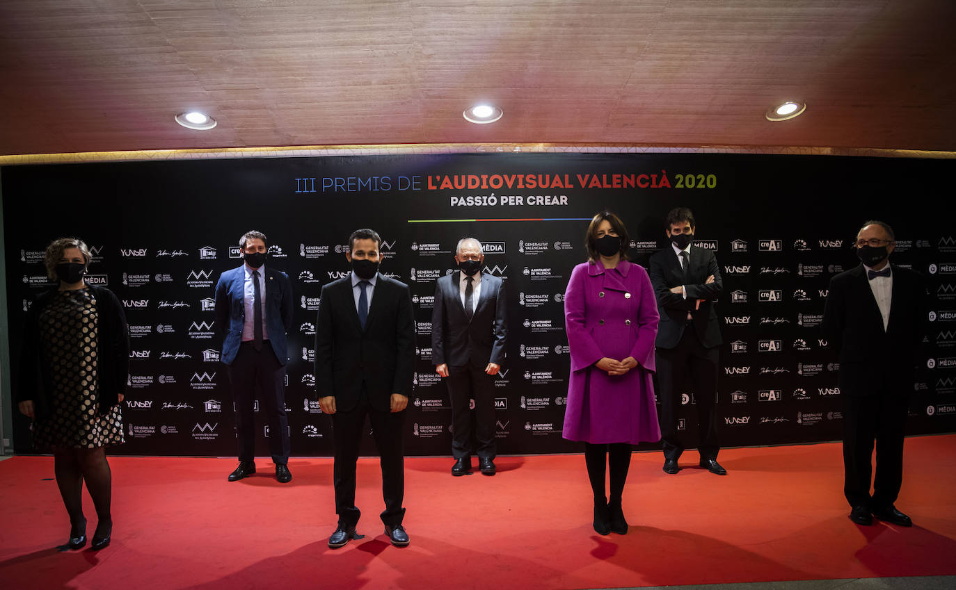 El Palau de les Arts ha acogido este sábado la celebración de los Premios del Audiovisual Valenciano. Una edición atípica que ha estado marcada por una alfombra roja con distancia y mascarillas, por la que decenas de invitados han desfilado para conocer a los ganadores de la noche. 