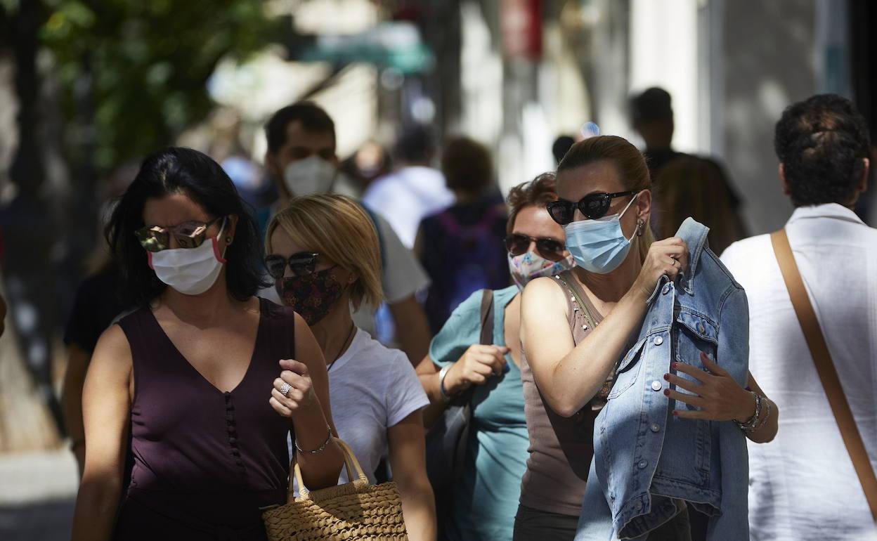 Viandantes en una calle comercial de Valencia. 