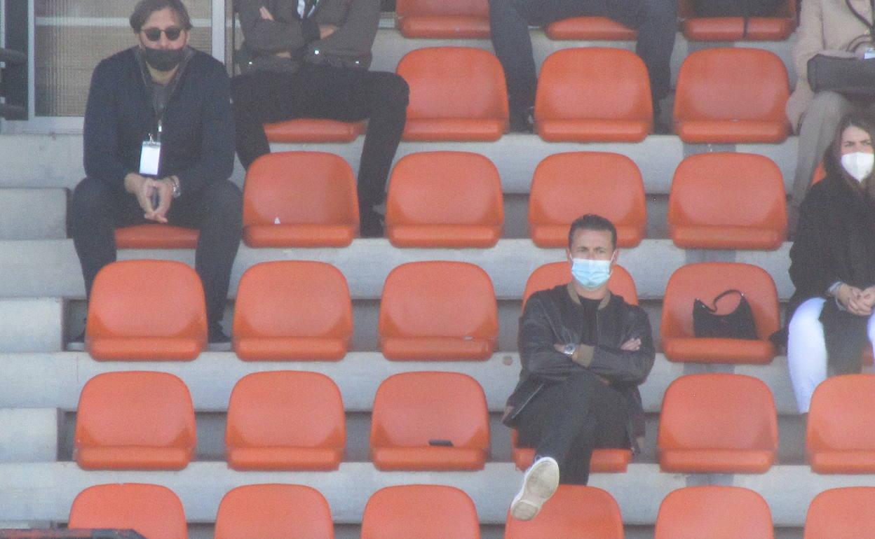 Amadeo Salvo, en el centro, presencia el partido en el palco del Antonio Puchades.