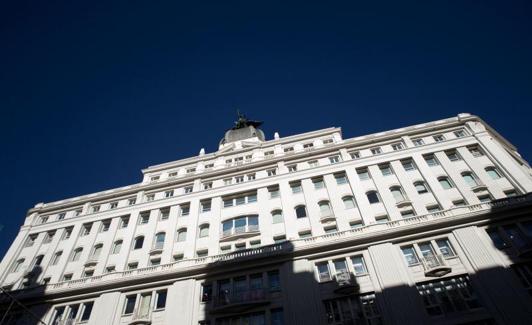 Vista de la fachada del edificio de la sede en Madrid del Grupo Prisa