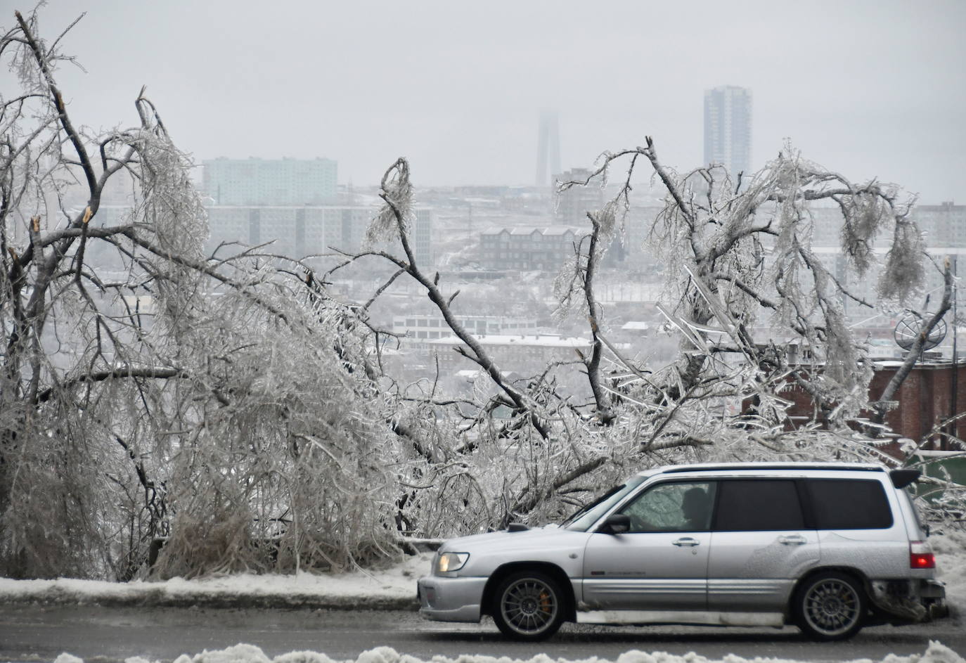 ¿Saben lo que es la lluvia helada o engelante? Se trata de un fenómeno atmosférico por el cual el agua de la lluvia se convierte en hielo cuando impacta con cualquier superficie, por ello la ciudad rusa de Vladivostok ha amanecido este domingo completamente congelada. 