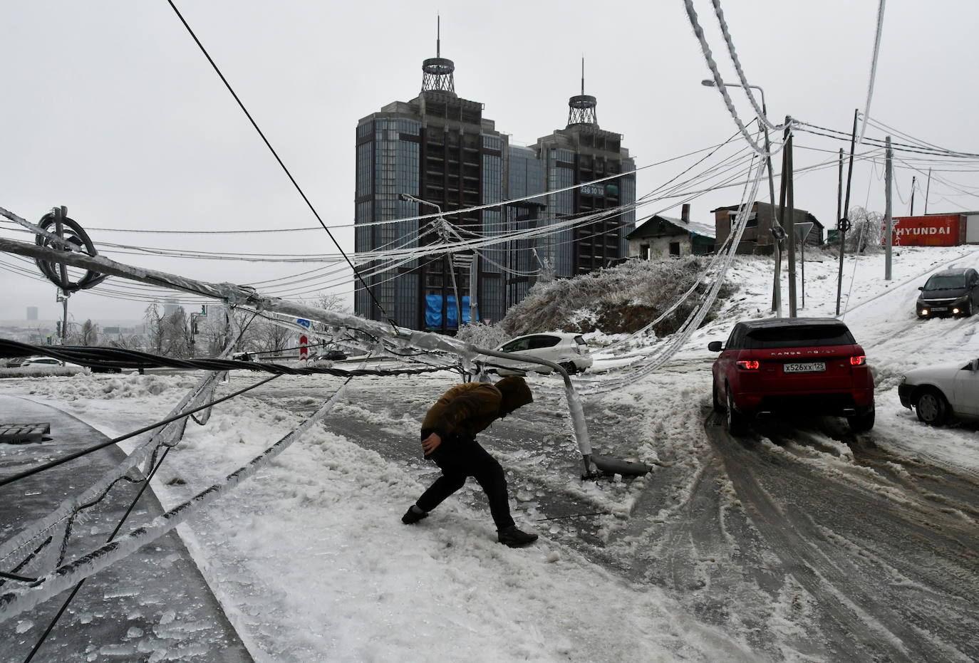 ¿Saben lo que es la lluvia helada o engelante? Se trata de un fenómeno atmosférico por el cual el agua de la lluvia se convierte en hielo cuando impacta con cualquier superficie, por ello la ciudad rusa de Vladivostok ha amanecido este domingo completamente congelada. 