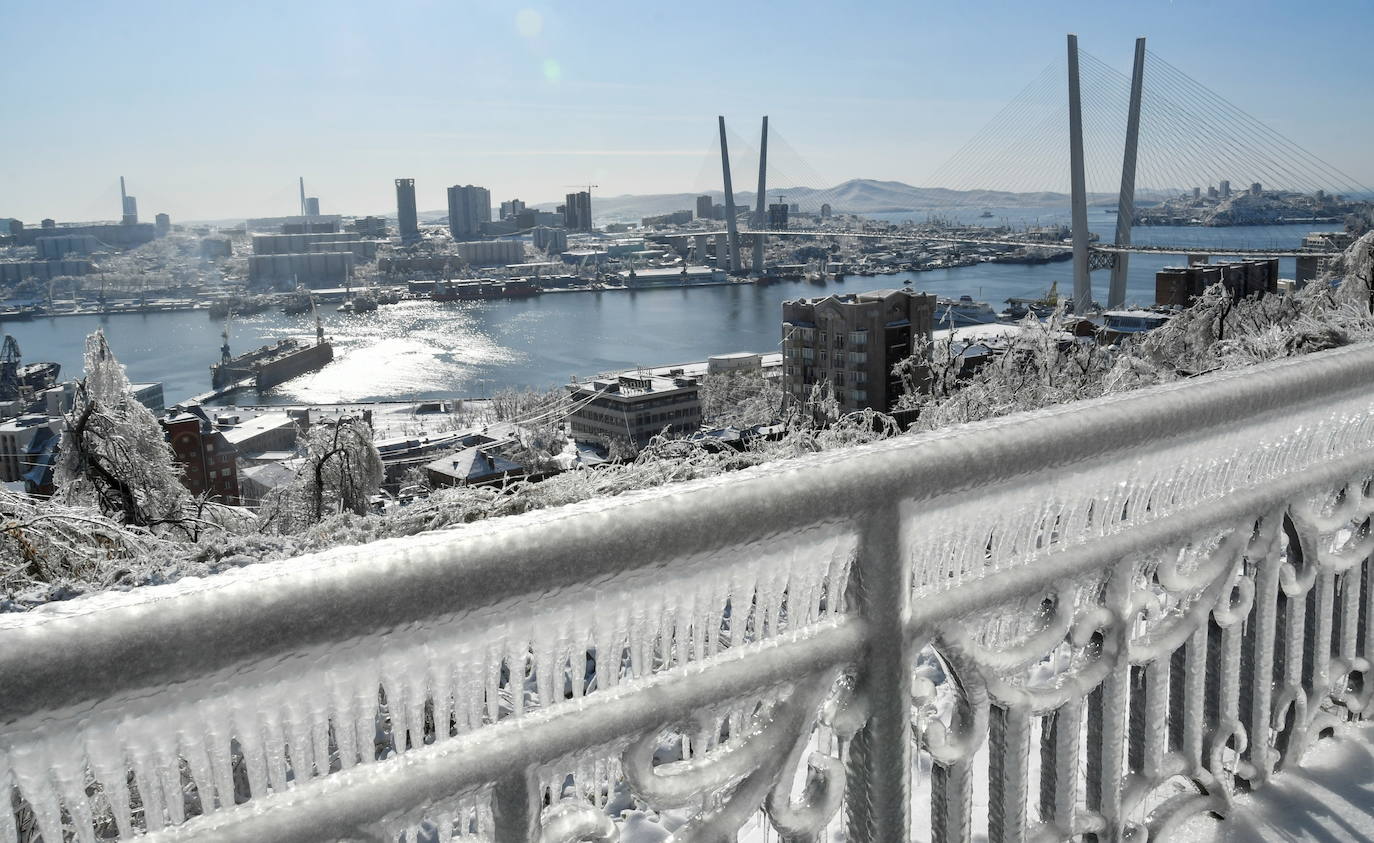 ¿Saben lo que es la lluvia helada o engelante? Se trata de un fenómeno atmosférico por el cual el agua de la lluvia se convierte en hielo cuando impacta con cualquier superficie, por ello la ciudad rusa de Vladivostok ha amanecido este domingo completamente congelada. 