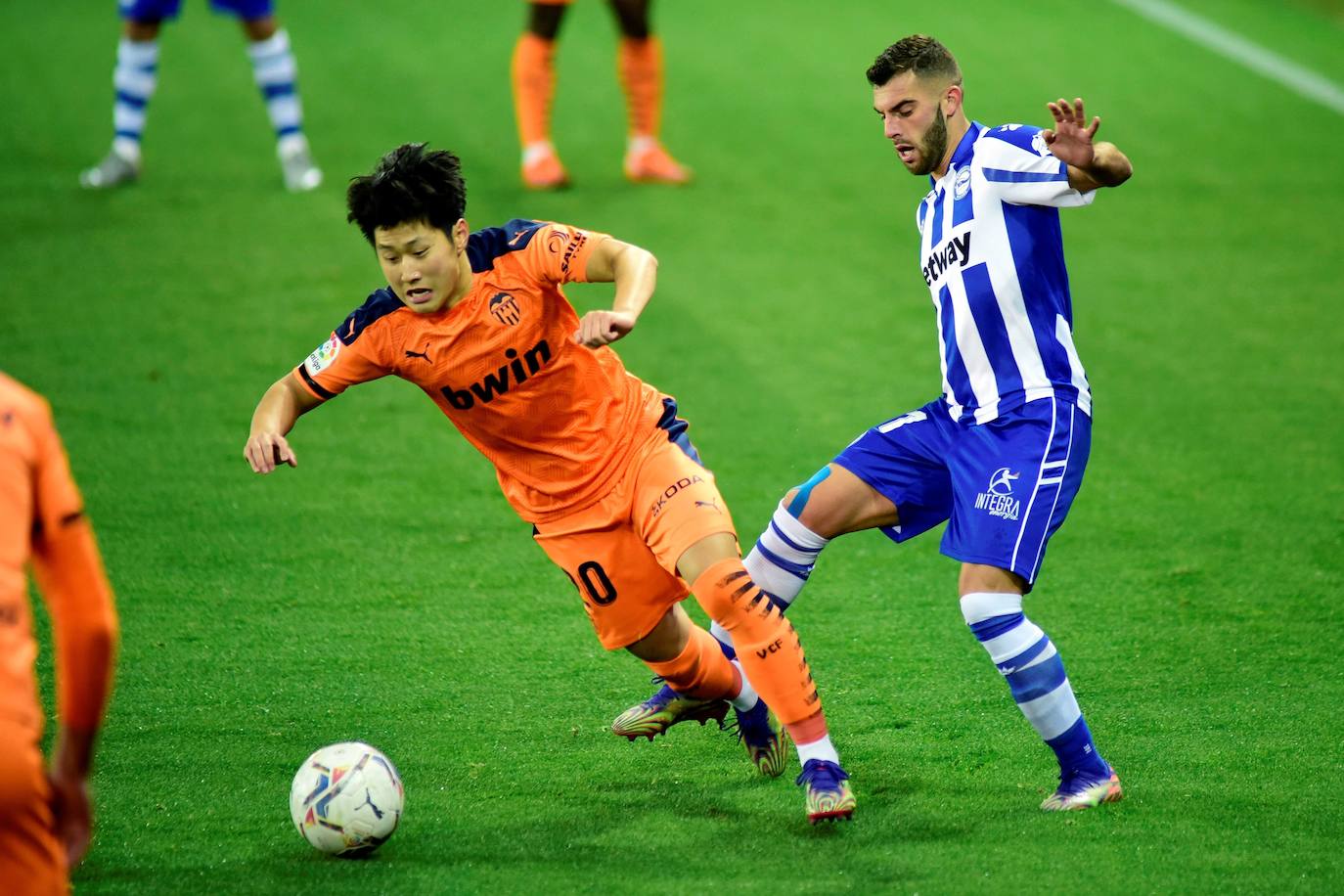 El Valencia rozó la remontada ante el Deportivo Alavés, pero se encontró con un Fernando Pacheco salvador, después de que su equipo firmara una gran primera mitad en la que consiguió una buena renta, pero no logró mantener la diferencia en la segunda parte y los visitantes igualaron el duelo (2-2) en la décima jornada de LaLiga Santander. 