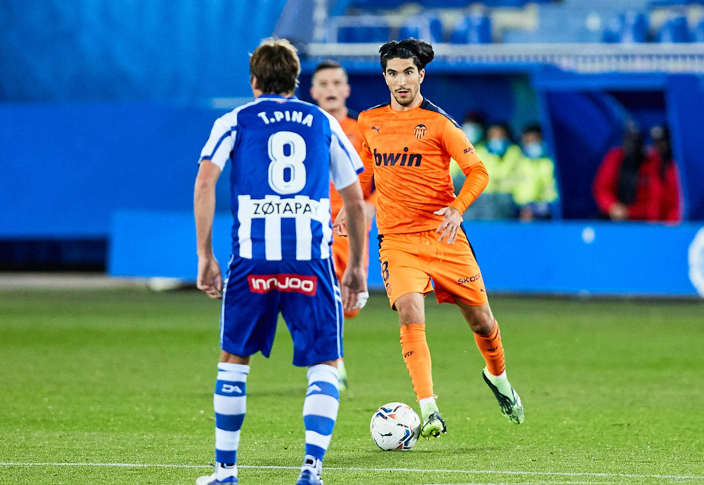 El Valencia rozó la remontada ante el Deportivo Alavés, pero se encontró con un Fernando Pacheco salvador, después de que su equipo firmara una gran primera mitad en la que consiguió una buena renta, pero no logró mantener la diferencia en la segunda parte y los visitantes igualaron el duelo (2-2) en la décima jornada de LaLiga Santander. 