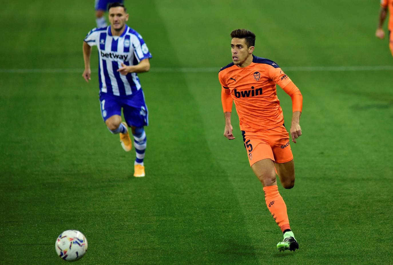 El Valencia rozó la remontada ante el Deportivo Alavés, pero se encontró con un Fernando Pacheco salvador, después de que su equipo firmara una gran primera mitad en la que consiguió una buena renta, pero no logró mantener la diferencia en la segunda parte y los visitantes igualaron el duelo (2-2) en la décima jornada de LaLiga Santander. 