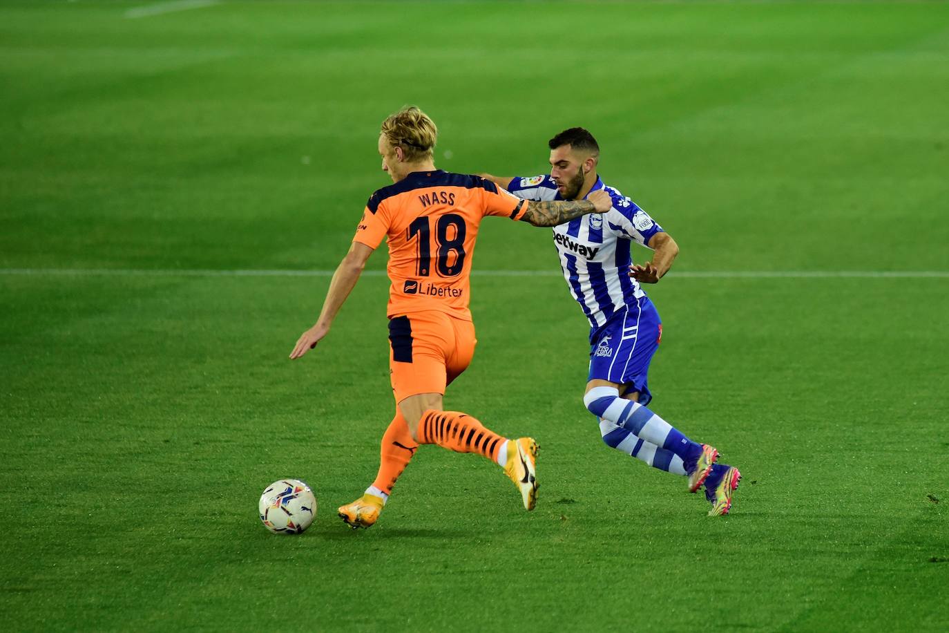 El Valencia rozó la remontada ante el Deportivo Alavés, pero se encontró con un Fernando Pacheco salvador, después de que su equipo firmara una gran primera mitad en la que consiguió una buena renta, pero no logró mantener la diferencia en la segunda parte y los visitantes igualaron el duelo (2-2) en la décima jornada de LaLiga Santander. 