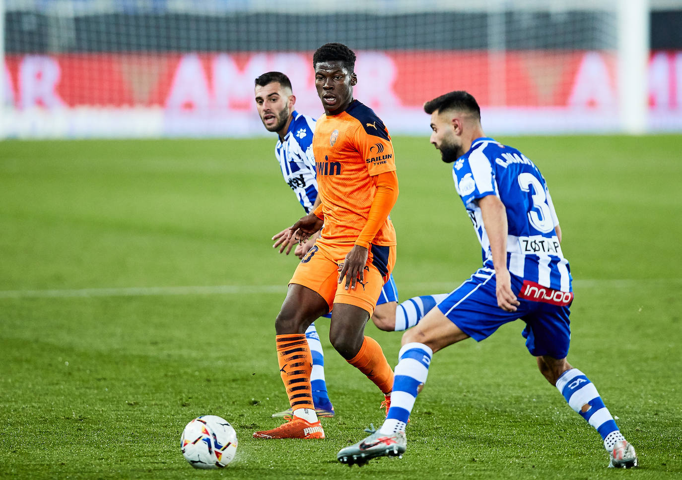 El Valencia rozó la remontada ante el Deportivo Alavés, pero se encontró con un Fernando Pacheco salvador, después de que su equipo firmara una gran primera mitad en la que consiguió una buena renta, pero no logró mantener la diferencia en la segunda parte y los visitantes igualaron el duelo (2-2) en la décima jornada de LaLiga Santander. 