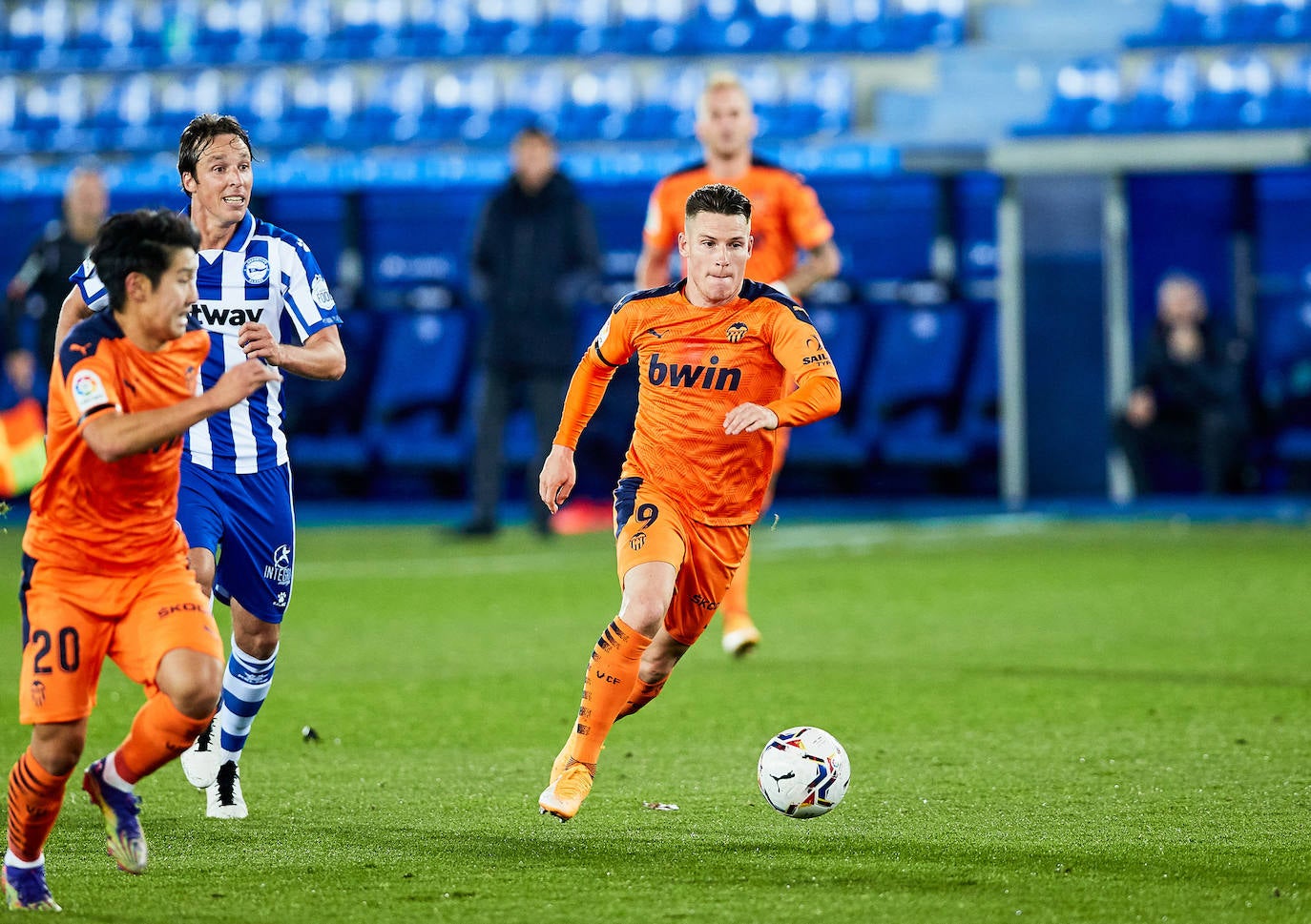 El Valencia rozó la remontada ante el Deportivo Alavés, pero se encontró con un Fernando Pacheco salvador, después de que su equipo firmara una gran primera mitad en la que consiguió una buena renta, pero no logró mantener la diferencia en la segunda parte y los visitantes igualaron el duelo (2-2) en la décima jornada de LaLiga Santander. 