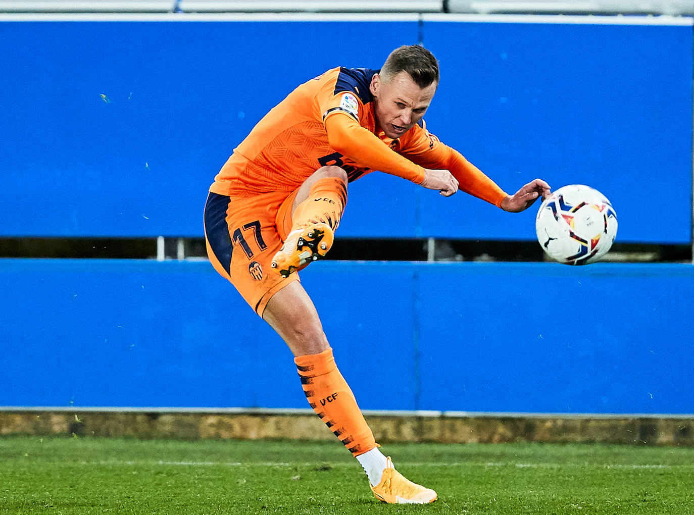 El Valencia rozó la remontada ante el Deportivo Alavés, pero se encontró con un Fernando Pacheco salvador, después de que su equipo firmara una gran primera mitad en la que consiguió una buena renta, pero no logró mantener la diferencia en la segunda parte y los visitantes igualaron el duelo (2-2) en la décima jornada de LaLiga Santander. 