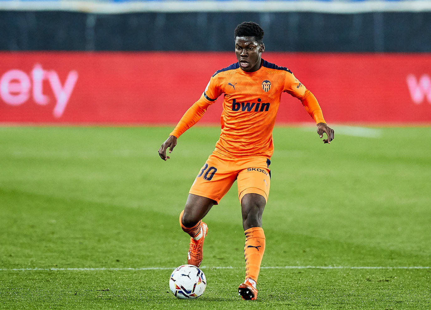 El Valencia rozó la remontada ante el Deportivo Alavés, pero se encontró con un Fernando Pacheco salvador, después de que su equipo firmara una gran primera mitad en la que consiguió una buena renta, pero no logró mantener la diferencia en la segunda parte y los visitantes igualaron el duelo (2-2) en la décima jornada de LaLiga Santander. 