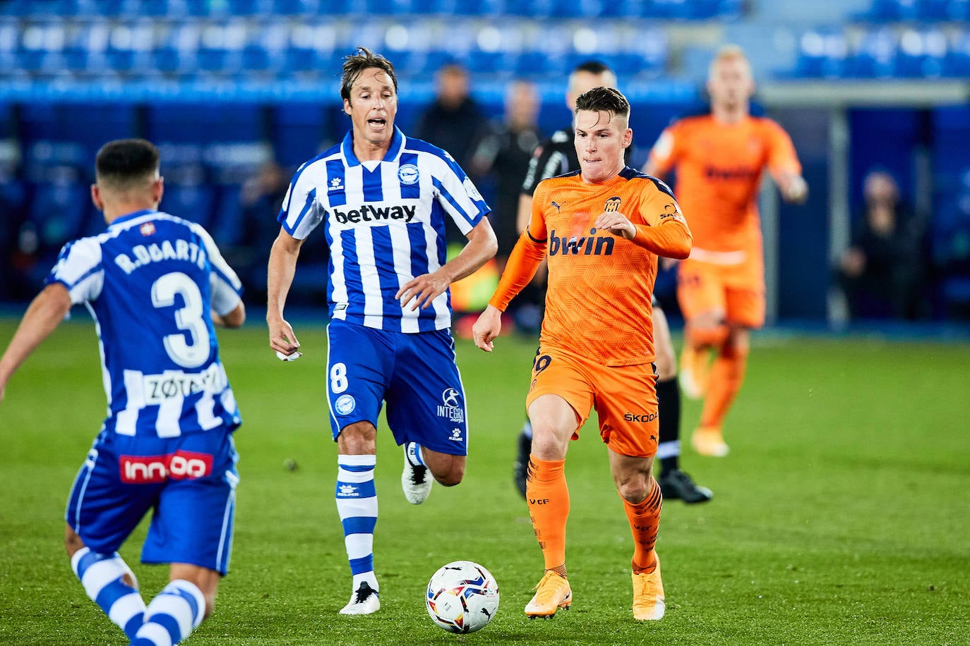 El Valencia rozó la remontada ante el Deportivo Alavés, pero se encontró con un Fernando Pacheco salvador, después de que su equipo firmara una gran primera mitad en la que consiguió una buena renta, pero no logró mantener la diferencia en la segunda parte y los visitantes igualaron el duelo (2-2) en la décima jornada de LaLiga Santander. 