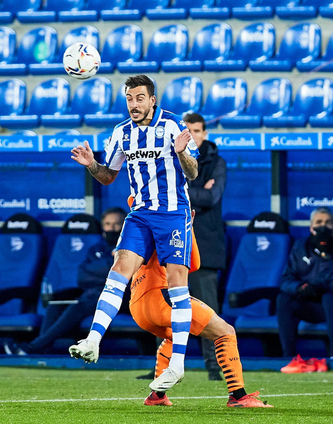 El Valencia rozó la remontada ante el Deportivo Alavés, pero se encontró con un Fernando Pacheco salvador, después de que su equipo firmara una gran primera mitad en la que consiguió una buena renta, pero no logró mantener la diferencia en la segunda parte y los visitantes igualaron el duelo (2-2) en la décima jornada de LaLiga Santander. 