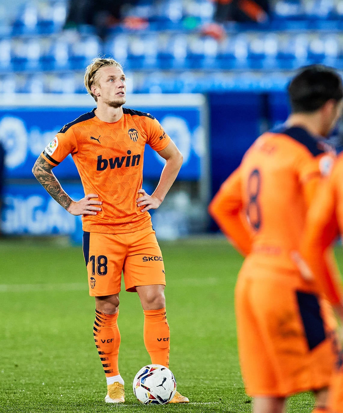 El Valencia rozó la remontada ante el Deportivo Alavés, pero se encontró con un Fernando Pacheco salvador, después de que su equipo firmara una gran primera mitad en la que consiguió una buena renta, pero no logró mantener la diferencia en la segunda parte y los visitantes igualaron el duelo (2-2) en la décima jornada de LaLiga Santander. 