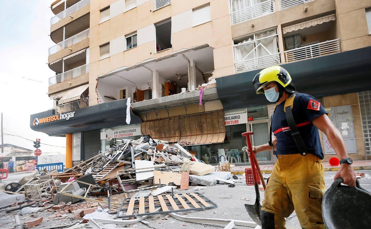 Un bombero, durante las tareas de desescombro tras la explosión en Torrevieja. 