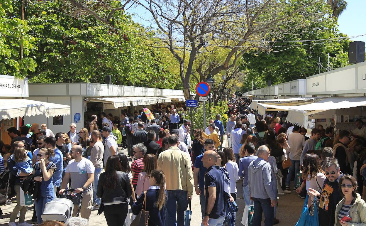 Público en la edición de la Fira del Llibre de 2019 en Viveros. 