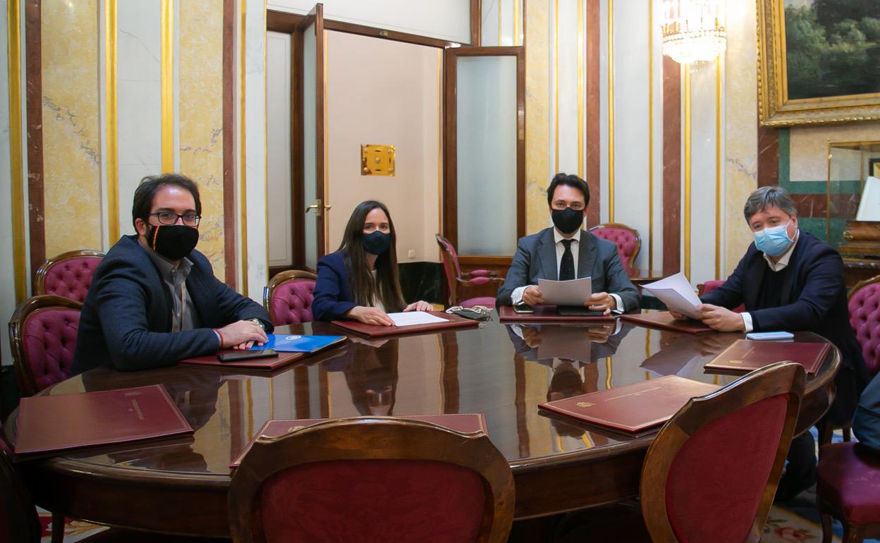 Representantes del PP de Corbera con sus compañeros del Congreso. 