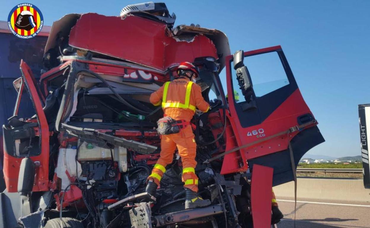 Estado en el que ha quedado uno de los camiones accidentados. 