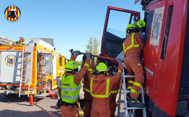 Labores de excarcelación de uno de los conductores.