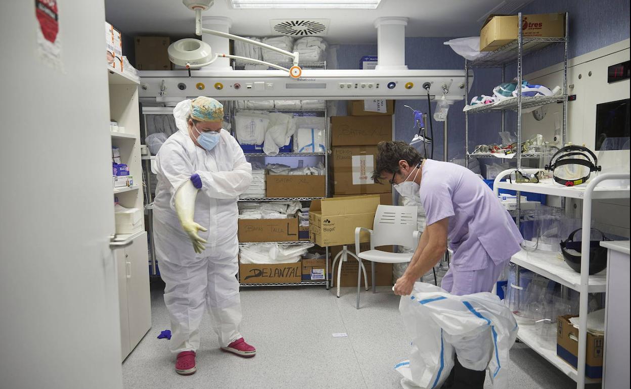 Dos sanitarias se preparan en el Arnau de Vilanova