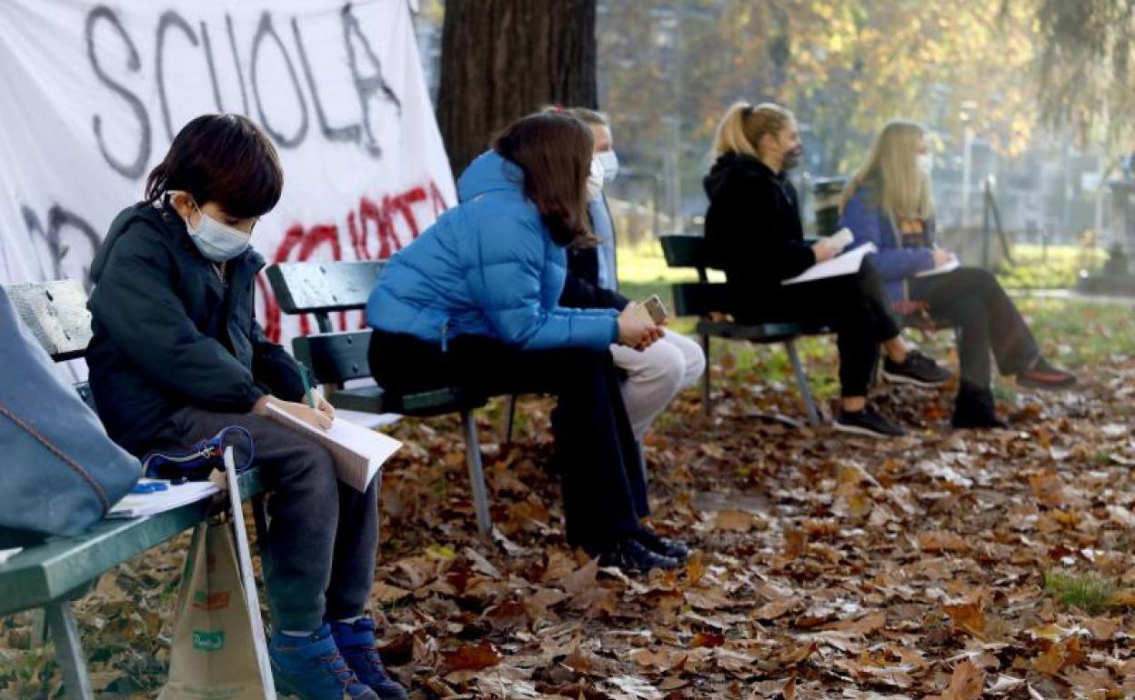 Estudiantes guardan distancia de seguridad en Italia 